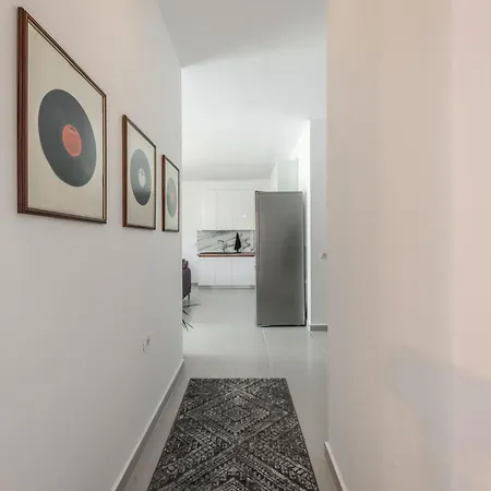 아파트 & Natural Light 2bdr Private Parking 티라나