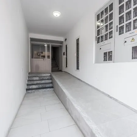 & Natural Light 2bdr Private Parking Apartment *