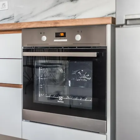 Apartment & Natural Light 2bdr Private Parking