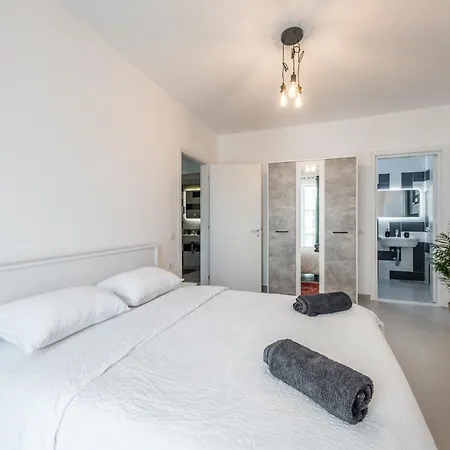 & Natural Light 2bdr Private Parking *