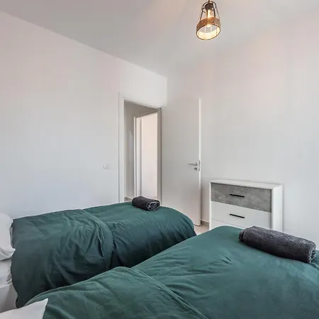 & Natural Light 2bdr Private Parking Apartment *