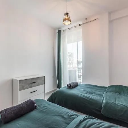 & Natural Light 2bdr Private Parking Apartment
