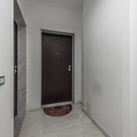 & Natural Light 2bdr Private Parking 티라나