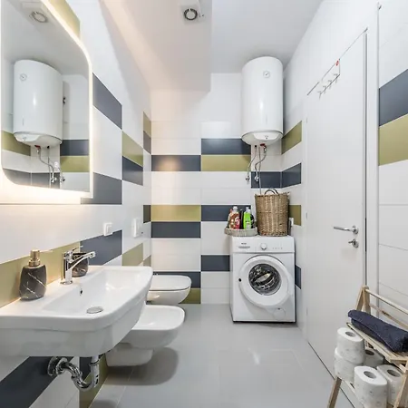 Apartment & Natural Light 2bdr Private Parking