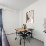 & Natural Light 2bdr Private Parking