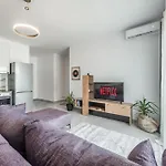& Natural Light 2bdr Private Parking Апартаменты Тирана