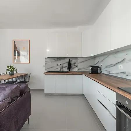 & Natural Light 2bdr Private Parking Tirana