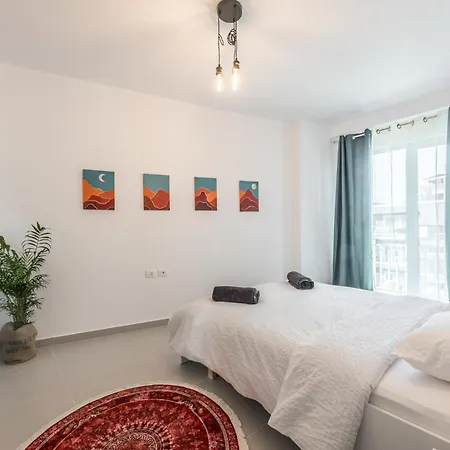 Lejlighed & Natural Light 2bdr Private Parking