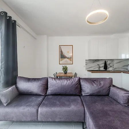Daire & Natural Light 2bdr Private Parking