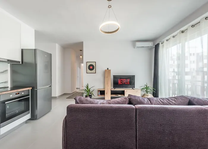 & Natural Light 2bdr Private Parking *