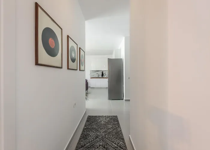 Апартаменты & Natural Light 2bdr Private Parking Тирана