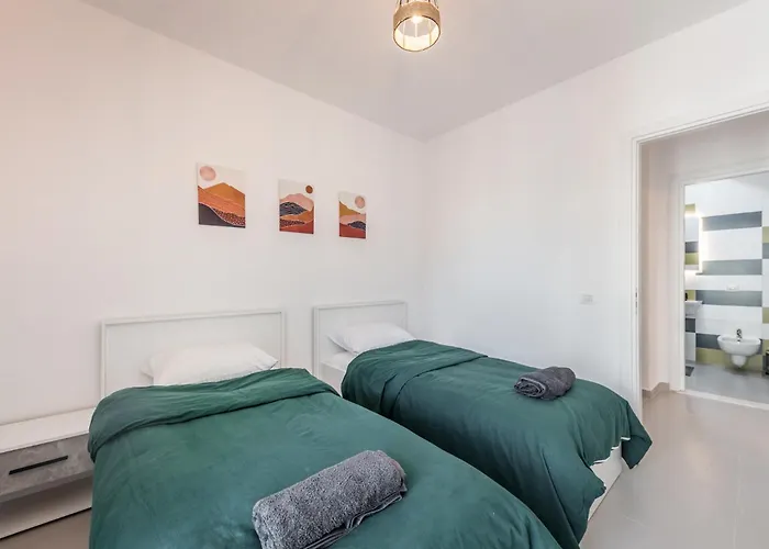 & Natural Light 2bdr Private Parking