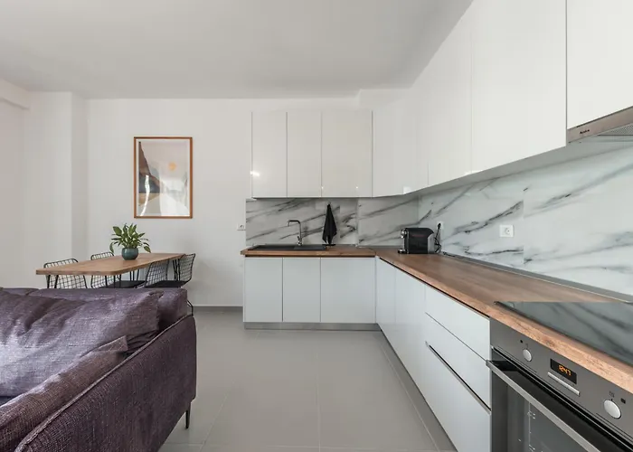 & Natural Light 2bdr Private Parking Тирана