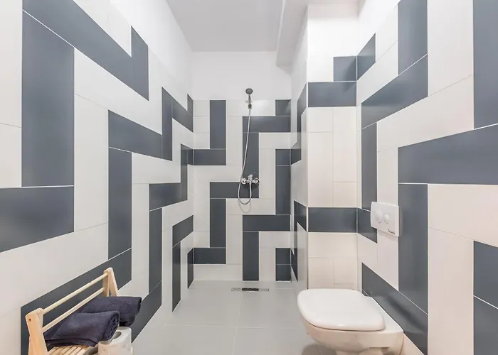 & Natural Light 2bdr Private Parking *