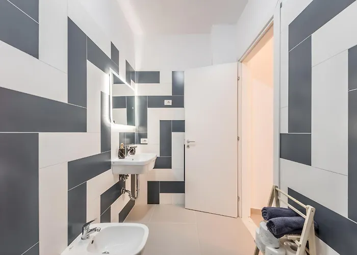 & Natural Light 2bdr Private Parking Апартаменты Тирана