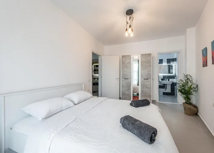 & Natural Light 2bdr Private Parking *