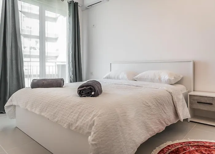 & Natural Light 2bdr Private Parking Апартаменты