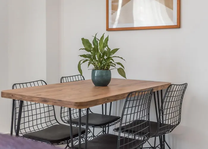 & Natural Light 2bdr Private Parking *