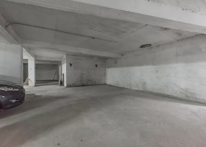 & Natural Light 2bdr Private Parking